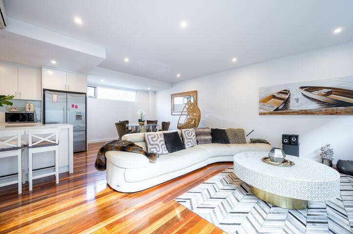 Lux bayside house with private rooftop + seaview gallery image 2