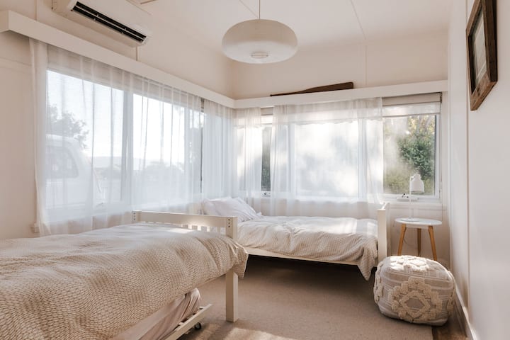 ห้องนอน 4 - เตียงเดี่ยว 2 หลังและเตียงมีล้อ