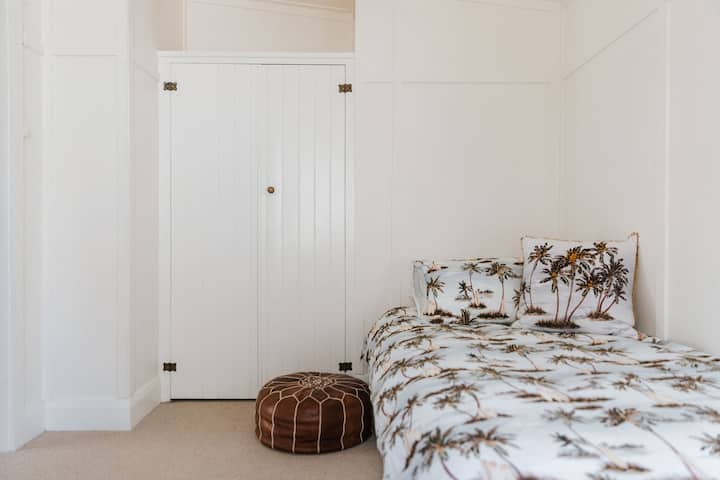 ห้องนอนเดี่ยว - สามารถพับออกเป็นเตียงคู่ได้