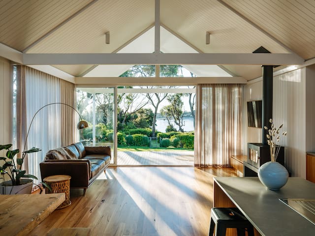 Absolute waterfront-with sauna – Wave Song