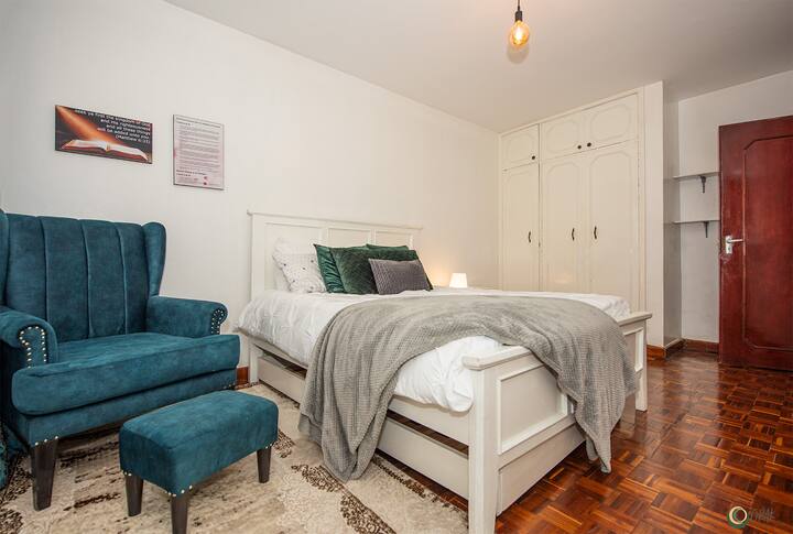 Hlavná spálňa s manželskou posteľou veľkosti Queen