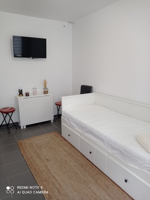 Cozy tiny cover 15 minutes walk from RER A