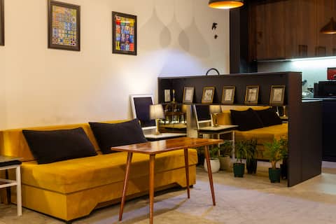 9th floor Stylish apartment with MountainVista