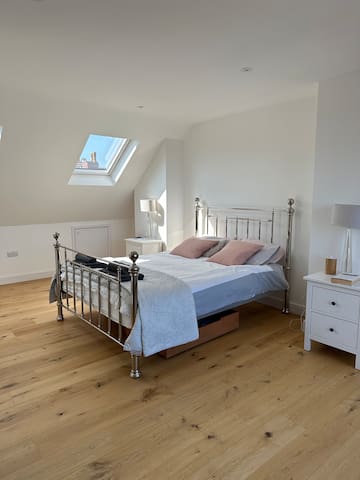 Comfortable 4 bedroom house in great location gallery image 2