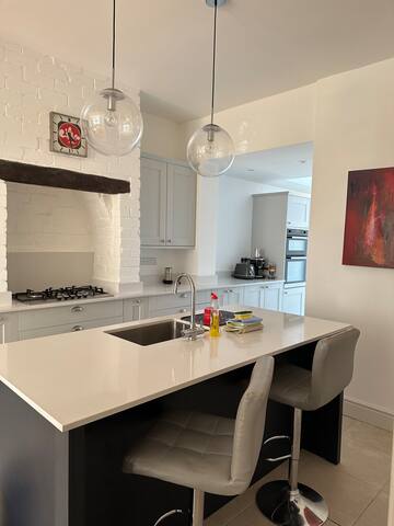 Comfortable 4 bedroom house in great location gallery image 4