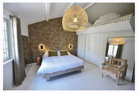 La Maison Rose, warm and luxurious