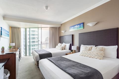 Top performing Airbnb: 19th FLOOR TWIN QUEEN BEDS IN UPMARKET HOTEL in Surfers Paradise