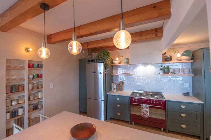 Unique mountainside home with sweeping ocean views gallery image 4