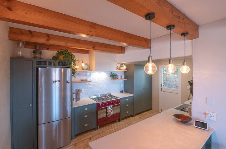 Unique mountainside home with sweeping ocean views gallery image 3