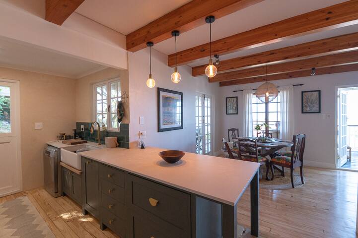 Unique mountainside home with sweeping ocean views gallery image 5