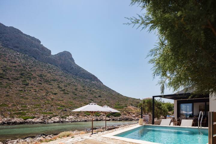 On the beach, walking distance to amenities gallery image 4