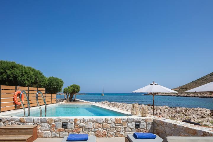 On the beach, walking distance to amenities