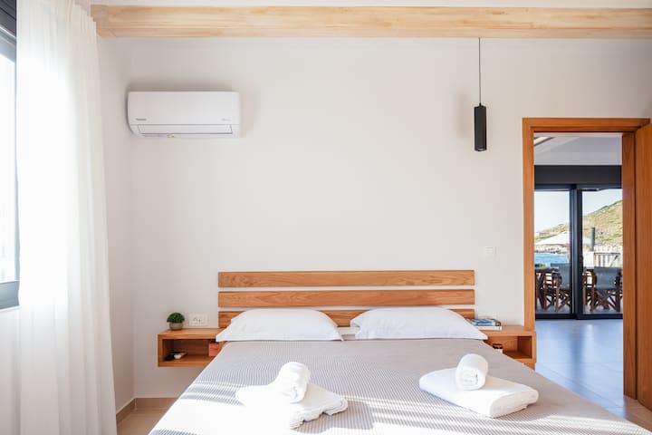 Двойна спалня със самостоятелен санитарен възел, 43 - инчов телевизор и климатик