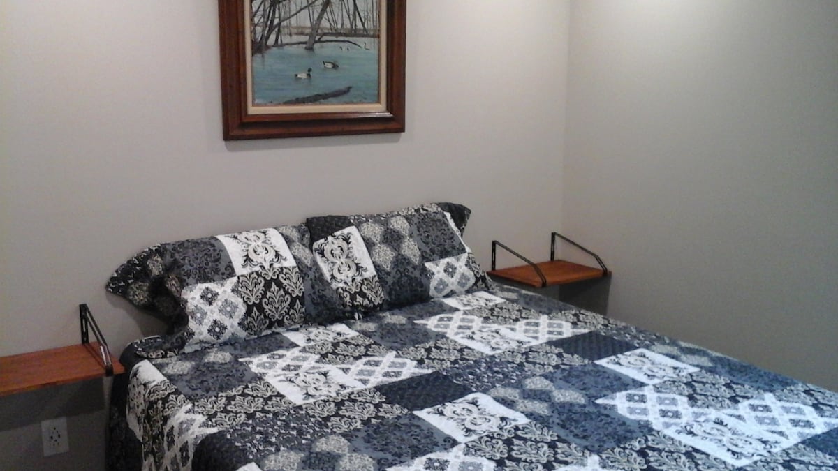 Chumba cha kulala cha nyuma - Kitanda cha ukubwa wa malkia.  