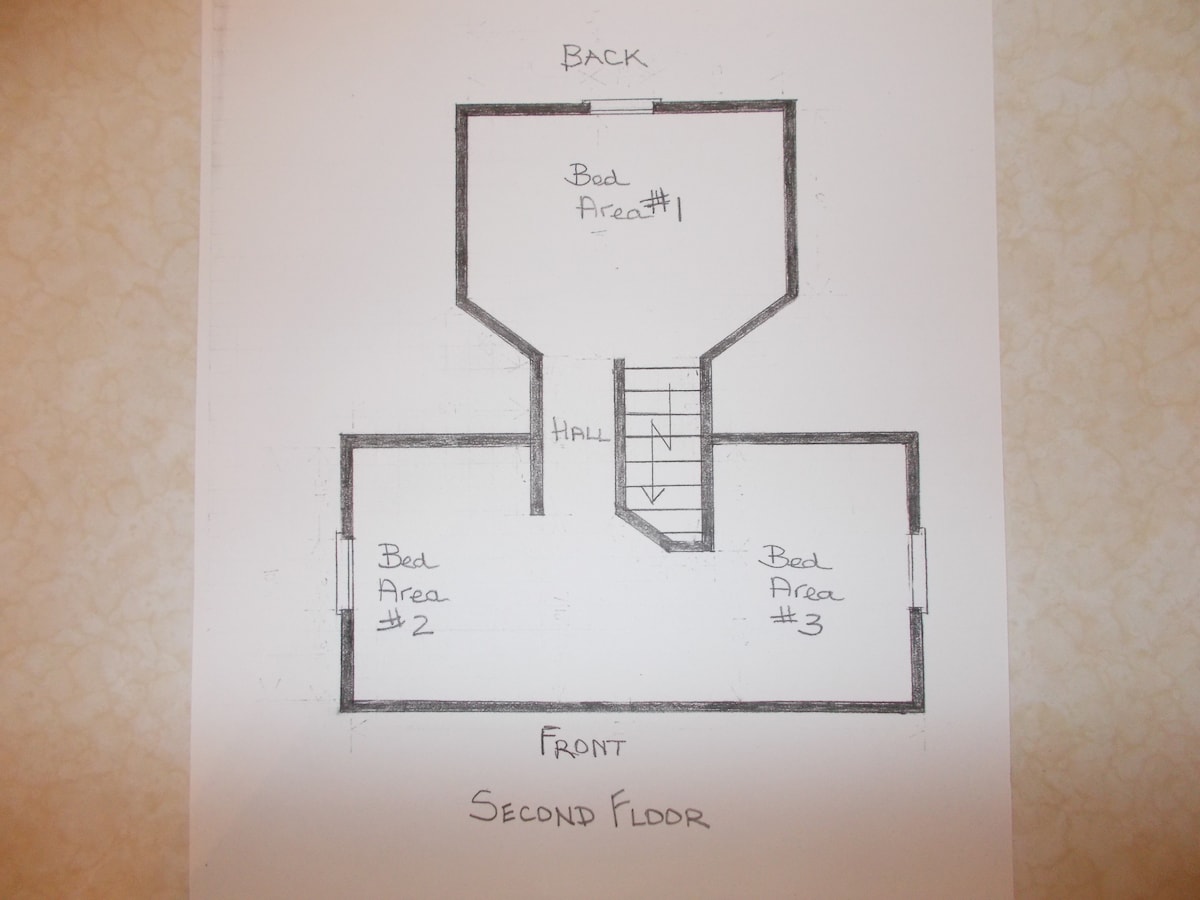 Ghorofa ya Ghorofa ya Pili.  Sehemu hii ina vyumba 3 vya kulala vya mtindo wa roshani.  Kuna vyumba 3 tofauti vya kulala vyenye vitanda 2 katika kila sehemu.  Vyumba hivi vya kulala vimefunguliwa bila mlango.  