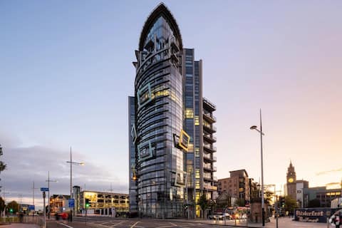 Popular Airbnb listing: Luxury 3 bedroom / 6 guests Belfast City Apartment in Duncairn