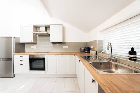 Modern 2 bedroom end terraced house in Brecon
