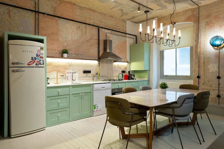 Maison Haute : 5BR Loft -Turkish Bath- City Centre gallery image 2