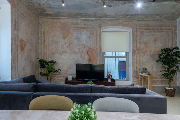 Maison Haute : 5BR Loft -Turkish Bath- City Centre