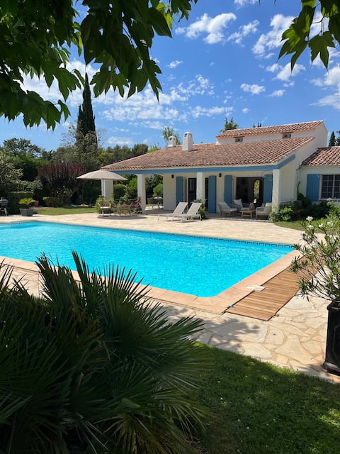 Villa Les Folies - beautiful garden with pool