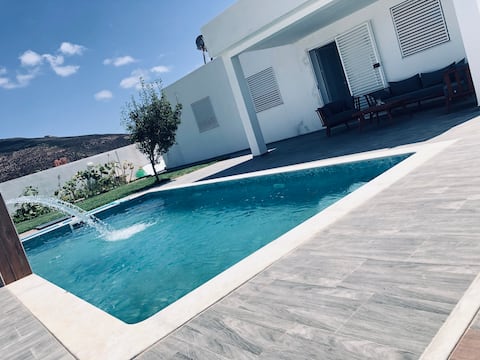 Quiet beachfront house + pool, Hawaria beach