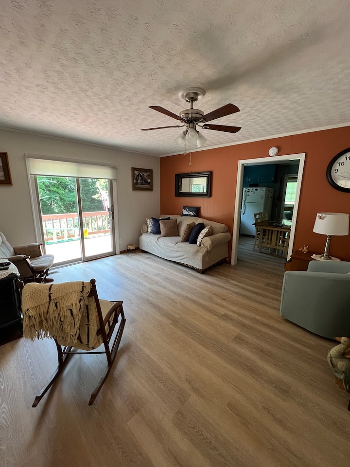 "Nora Mae's Place" A Charming Creekside Get Away - Young Harris, GA