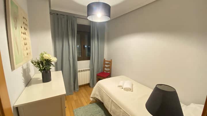 Макар и по - малка, тази стая разполага и с достатъчно оборудване и вграден килер в допълнение към конзола с просторни чекмеджета. 