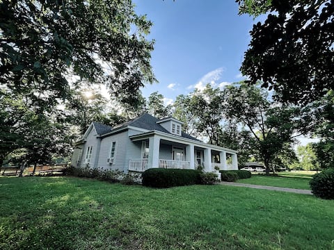 Olden Charm-Modern Comfort-Very Roomy-Pond Access