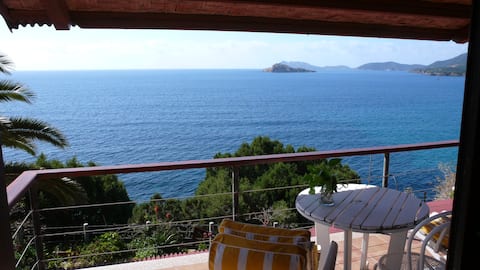 Apartment overlooking the sea