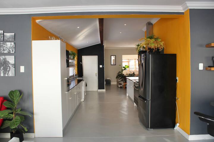 Gorgeous 3-bedroom with year round holiday feel. gallery image 3