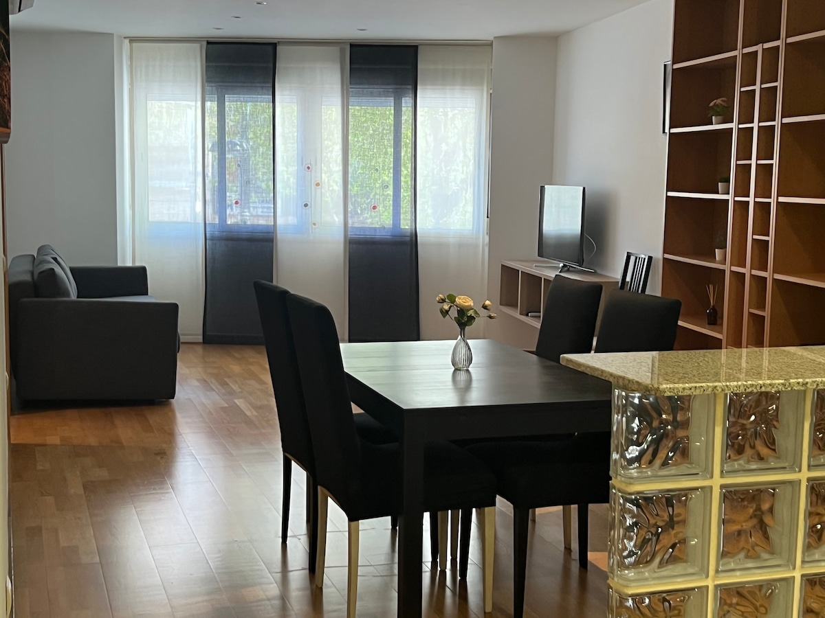 Top Airbnb: Spacious and luminous apartment in Maragall in El Guinardó