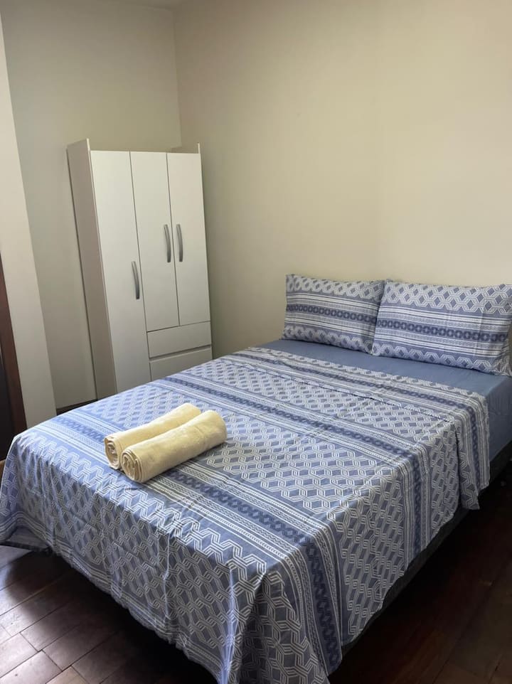 Habitación con cama doble. 