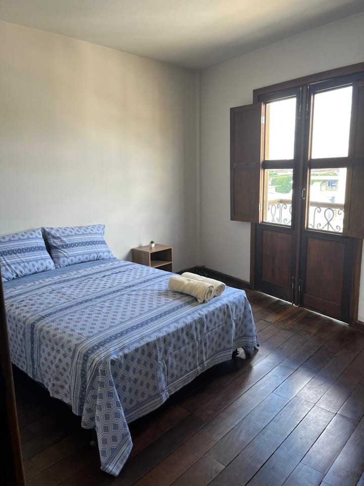 Habitación con una cama doble y dormitorio en suite. 