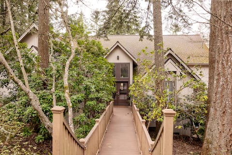 House in the tree tops 6,400 sq feet of tranquilty