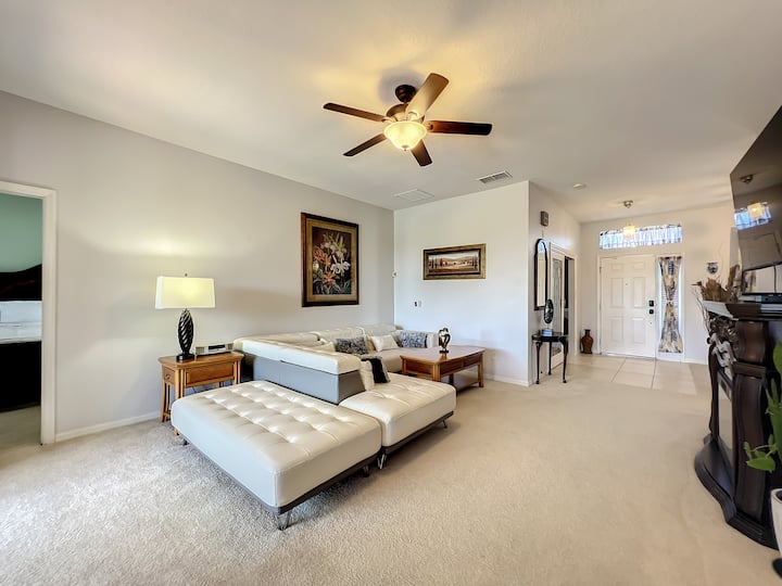 Фамилна стая. Диванът може да се използва като допълнително място за спане за 11 - ия гост. 