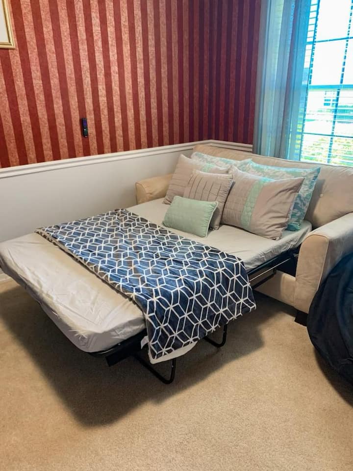 Игрална зала с диван с разтегателно легло.