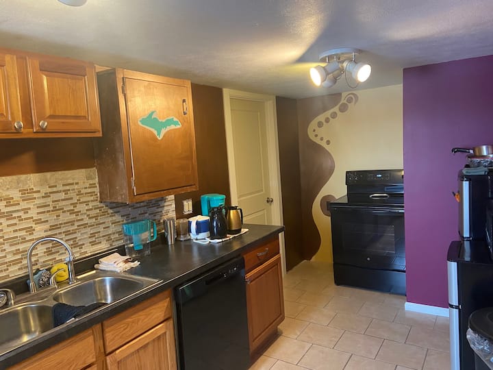 The Beehive! Bright, Cozy, Rustic, Boho decor! Apartments for Rent