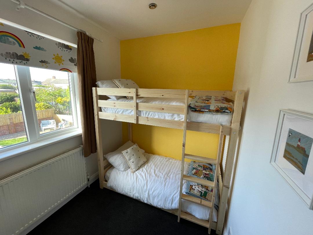 מיטות קומתיים קצרות ומיוחדות בחדר המואר הזה לאנשים קטנים.