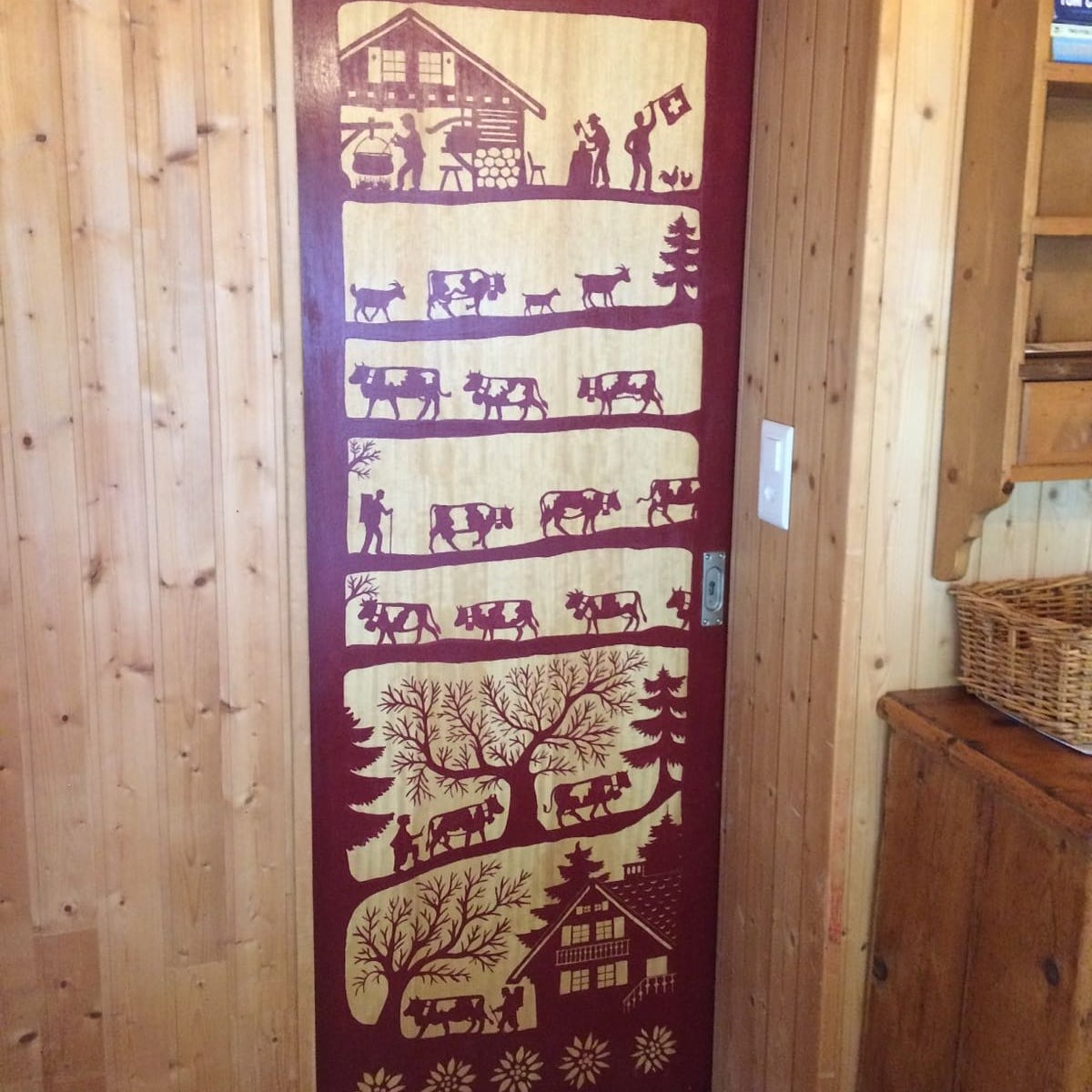 Ručno oslikana klizna vrata s 'poya' scenom u aneksu.