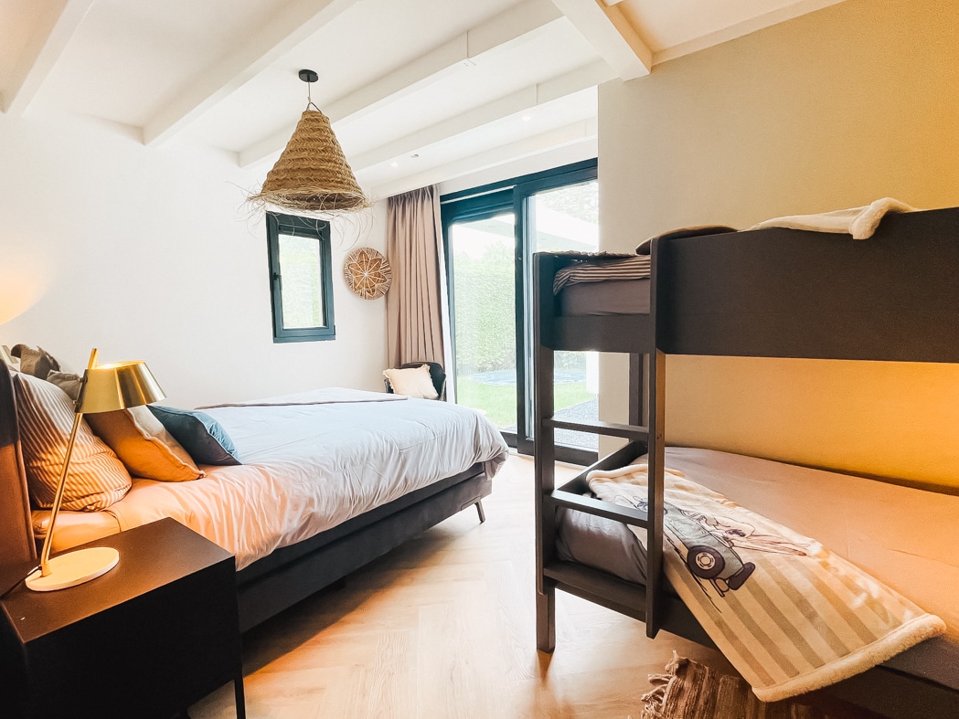 Voor een stel met kinderen is deze kamer ideaal maar ook voor 4 volwassenen of 4 kinderen. Vanuit deze kamer ook een privé terrasje met de trampoline. 