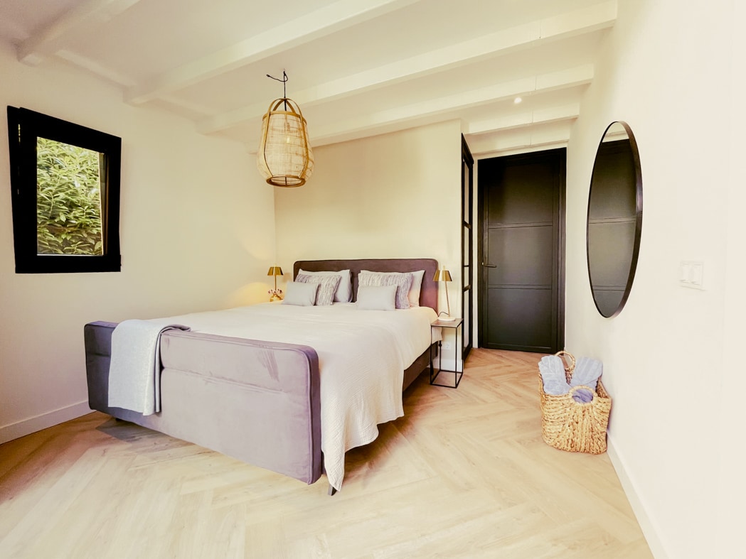 Heerlijk slapen in de bedden van Swiss Sense. Bed is 180x200. Vanuit het bed uitzicht op je eigen terras en de tuin. Deze slaapkamer heeft een eigen badkamer. De bedden zijn bij aankomst opgemaakt, dit is inclusief in de huurprijs. 