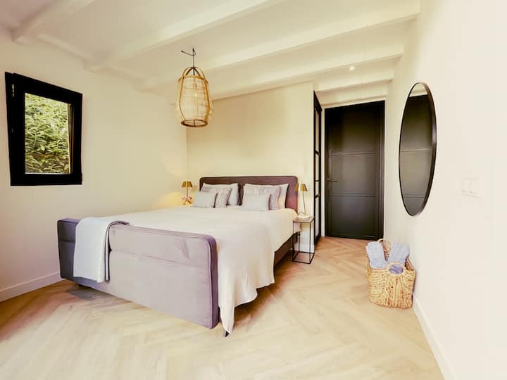 Schlafe wunderbar in den Betten von Swiss Sense. Das Bett ist 180x200. Vom Bett aus hat man einen Blick auf die eigene Terrasse und den Garten. Dieses Schlafzimmer verfügt über ein eigenes Bad. Die Betten werden bei der Ankunft gemacht, dies ist im Mietpreis enthalten. 