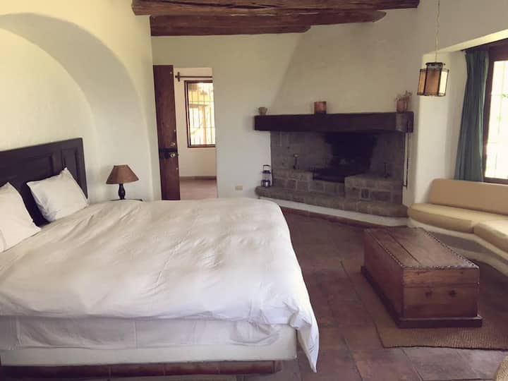 Chumba kikuu cha kulala chenye kitanda cha ukubwa wa kifalme, meko na sebule