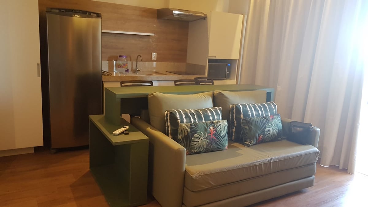 Konfigurimi i divanit krevat të mbyllur (shiko fotografitë e tjera të dhomës së ndenjjes për konfigurimin me divanin krevat të hapur dhe divanin). 