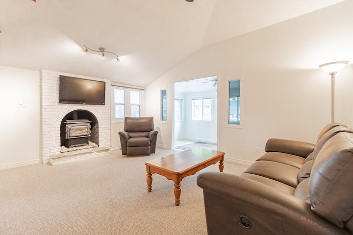 Hot Tub Beach Retreat In Grand Bend - Grand Bend