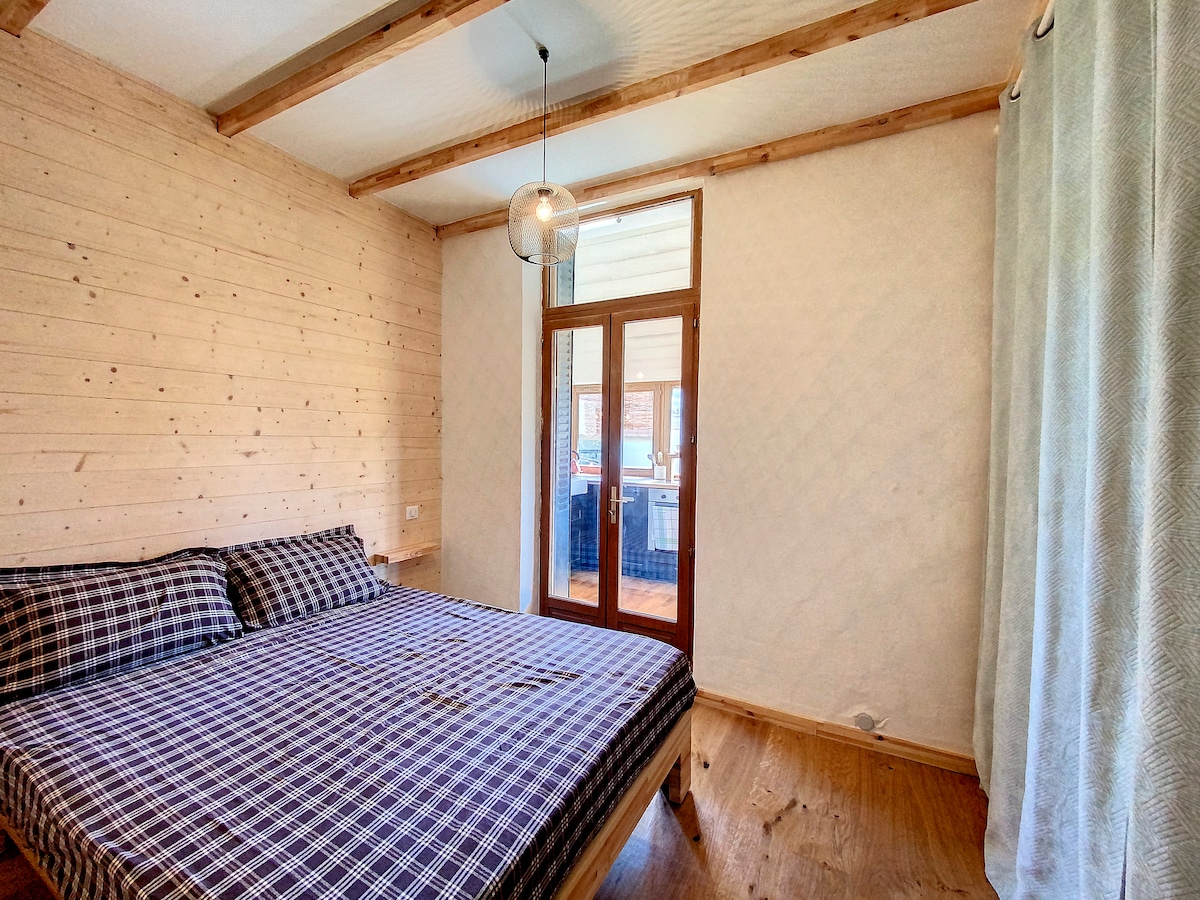 Dormitorio 1 para dos personas con gran vestidor retroiluminado, perchas de madera y muchos estantes.  Almohadas de calidad médica con memoria, edredones y mantas adicionales para elegir según sus gustos. 