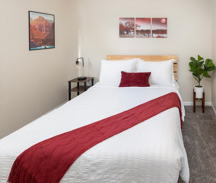 Spavaća soba s bračnim krevetom i estetskim crvenim dizajnom za elegantnu notu.