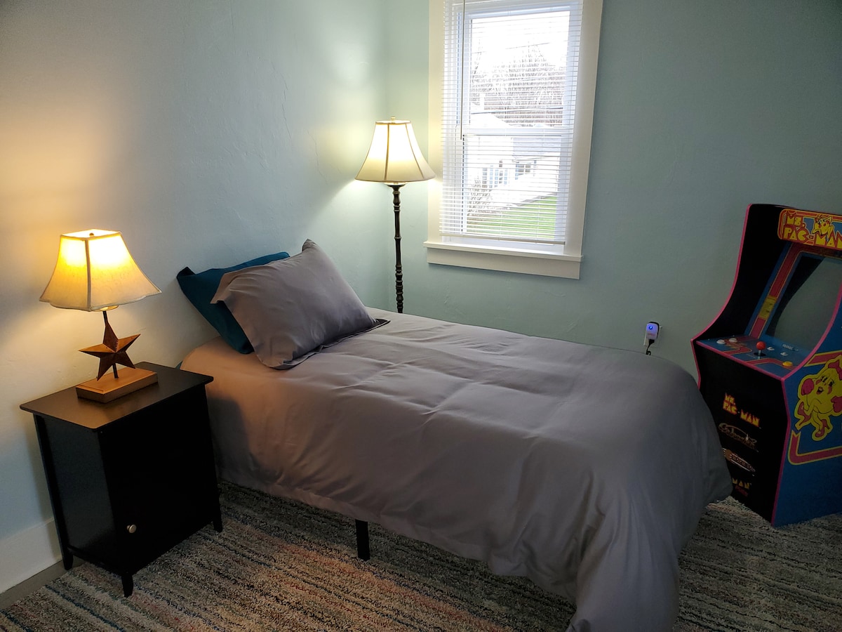 Chumba cha kulala cha Mgeni #2 kilicho na kitanda pacha - Wakati wa majira ya joto, kitengo cha dirisha a/c kitawekwa kwenye dirisha karibu na kitanda.  ***Mchezo sasa uko kwenye chumba cha kulia chakula *** 