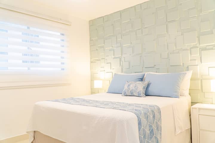 Dormitorio 2 / Bedroom 2

•Cama Queen
•Persianas 
•Cortinas tipo patinaje
• Cebra tipo rodillo de Cortinas 
•Aire acondicionado independiente
•Ventilador y lampara de techo
•Closet 
•Mesitas de noche
• Lamparitas de noche
•Espejo