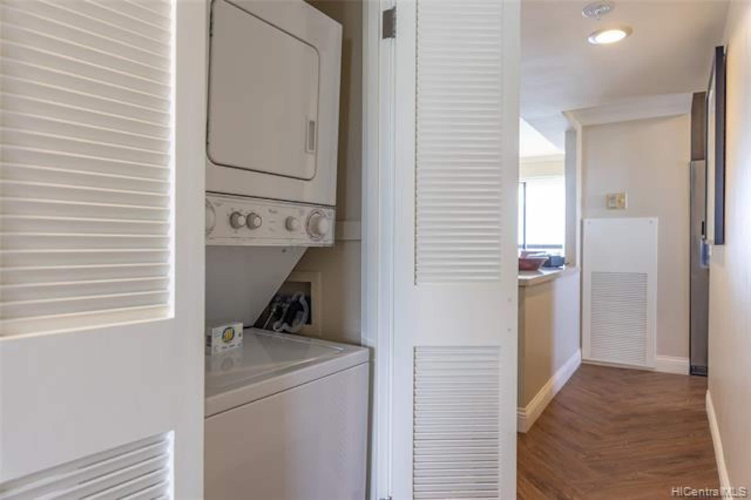 Condo in Honolulu · ★4.95 · 2 bedrooms · 4 beds · 2 private baths - Image 14